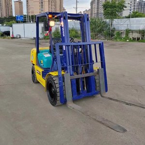 Montacargas Komatsu Usado de 3 Toneladas, Diésel, con Desplazador Lateral Hidráulico y Neumáticos Sólidos - Product Image 2