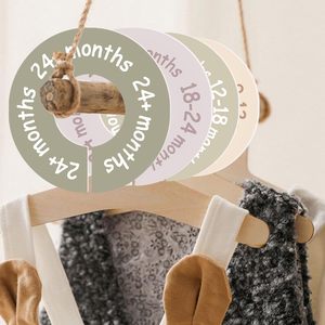 Divisores de armario de bebé personalizados de 8 piezas para separar ropa de diferentes tamaños desde recién nacidos hasta mayores de 12 meses. - Product Image 3