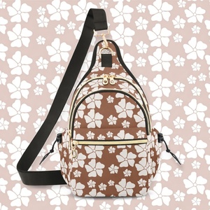 Sac bandoulière sport à imprimé floral hawaïen personnalisé, 2 compartiments, fermeture éclair, sac de poitrine décontracté, sac bandoulière pour femme - Product Image 1