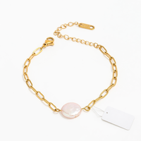 Vente en gros de bijoux : Bracelets en acier inoxydable plaqué or 18 carats avec perles d'eau douce irrégulières et fermoir épingle, vente en gros de bijoux