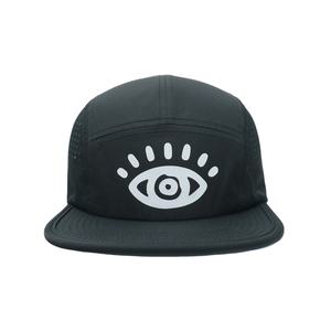 Casquette sportive 5 panneaux noire en tissu imperméable avec logo personnalisé en caoutchouc, style urbain, protection solaire extérieure, visière plate, toutes saisons - Product Image 1