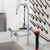 Tables de travail réglables en résine époxy blanches pour laboratoire, tables d'instruments informatiques avec alimentation pour hôpitaux et écoles