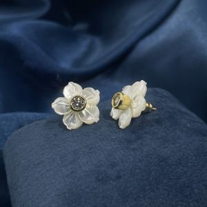 Pendientes de Botón Redondos Elegantes de Latón Chapado en Oro con Circonita Cúbica en Forma de Flor, Estilo Vintage Francés, para Mujer, de Tianyu Gems - Product Image 3