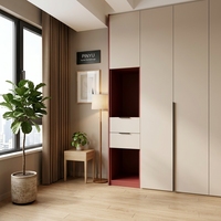 Armoire de chambre intégrée en composite mat crème avec rangement latéral encastré ouvert et miroir