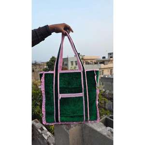 Bolsa de lona acolchada de algodón hecha a mano con estampado tradicional, elegante, duradera y espaciosa, perfecta para viajes de fin de semana. - Product Image 1