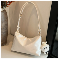 Sac à bandoulière demi-lune en satin avec fermeture éclair, logo personnalisé, minimaliste, mini, luxueux, brillant, soyeux, mignon, avec breloque en peluche, tendance, pour femme, faible MOQ