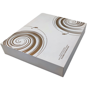 Boîte en carton avec base et couvercle en matériaux recyclés, finition mate, estampage UV, dorure à chaud, laminage mat et gaufrage