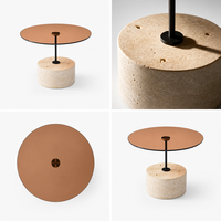 Table basse de salon moderne et minimaliste, plateau en verre pêche luxueux, piétement en pierre de travertin beige naturel