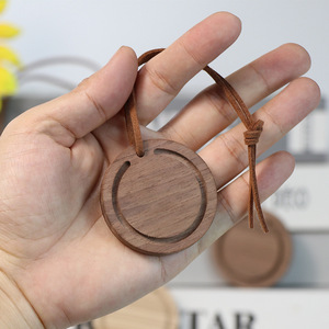 販促用カスタムロゴ木製ハンギングラウンドカーの香りディフューザー芳香剤ペンダントエッセンシャルオイルウッドディフューザー - Product Image 2