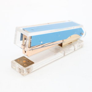 Kits <span class=keywords><strong>de</strong></span> papelería modernos personalizados JSM, <span class=keywords><strong>grapadora</strong></span> <span class=keywords><strong>de</strong></span> <span class=keywords><strong>mesa</strong></span> azul acrílica transparente, superventas, colores <span class=keywords><strong>de</strong></span> moda, potencia Manual, bonita y hermosa - Product Image 1