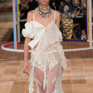 Abito da donna estivo elegante e alla moda in cotone leggero, con stampa floreale all-over personalizzata, maniche a sbuffo e taglio a bolle - Product Image 2