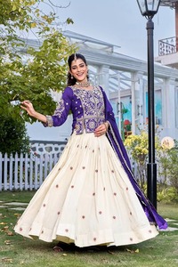 Vente en gros : Ensemble élégant de lehenga choli brodé pour femmes, idéal pour les mariages et les événements culturels, disponible à la vente - Product Image 5