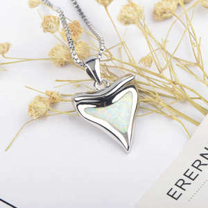 <span class=keywords><strong>Collana</strong></span> <span class=keywords><strong>con</strong></span> Pendente a <span class=keywords><strong>Dente</strong></span> di Squalo in Rame Cristiano Aobao <span class=keywords><strong>con</strong></span> Opale, Regalo per Donne - Product Image 4