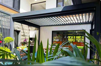 Pergola à toit à lamelles économique OEM/ODM pour piscine, avec bandes LED intégrées, en aluminium, inclinable, indice de protection IP67