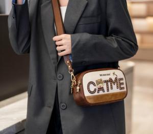 <span class=keywords><strong>Bolso</strong></span> de Hombro de Moda para <span class=keywords><strong>Mujer</strong></span>, Diseño de Oso de Dibujos Animados, con Letras, Correa Ancha con Remaches, Material de PU en Color de Contraste - Product Image 2