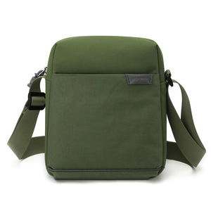 Sac de poitrine mini sport en polyester de bonne qualité avec fermeture éclair, petit sac bandoulière avec trou pour écouteurs, logo personnalisé - Product Image 3
