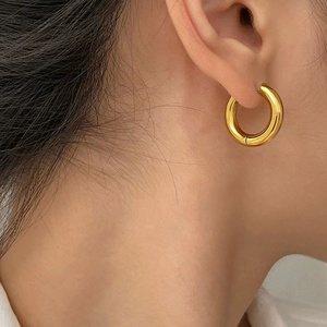 Hot bán tùy chỉnh cá sấu Hoop Bông tai thiết kế logo thép không gỉ 18K vàng PVD mạ Cá sấu bông tai đinh tán <span class=keywords><strong>50mm</strong></span> guadeloupe - Product Image 2