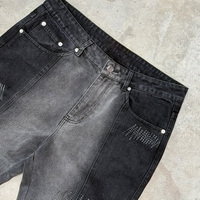 Fabricant de jeans en denim, jeans vintage déchirés et usés, style streetwear, avec empiècements, coutures à la main, patchs, pantalons en denim pour hommes