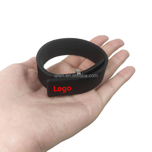 Prezzo all'Ingrosso Braccialetto Sottile da Uomo in Pelle Regolabile Nero/Marrone con Logo Inciso di Lusso - Product Image 5