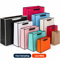 Sacs de shopping en papier kraft de luxe avec logo personnalisé, estampage à chaud OEM, emballage cadeau boutique en relief pour la vente au détail