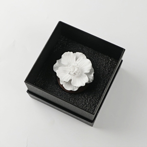 Flor de alta calidad Decoración del hogar Base de madera Cerámica y porcelana Aroma Difusor de aceite esencial Ambientador de caña - Product Image 1