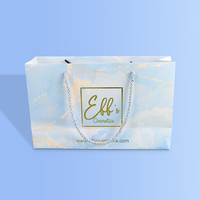Sac de shopping en papier cartonné blanc de luxe réutilisable avec logo personnalisé, poignée en ruban et lamination