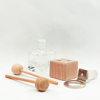 Diffuseur d'air frais carré en verre de 8 ml pour voiture avec clip de ventilation, surface estampée à chaud, flacon vide pour huiles essentielles et parfums