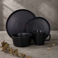 Vente en gros usine : Service de table en grès noir de 16 pièces avec kit de tasses, design mat européen moderne, peint à la main, compatible lave-vaisselle
