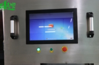 Machine de production avec alimentation automatique de bouchons, tri, codage laser UV, collecte de données QR, téléchargement, rejet des défauts et traçabilité complète