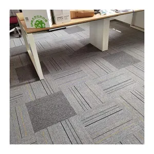 购买50 * 50厘米地毯砖隔音商用PP模块化办公地板地毯砖聚丙烯办公地毯砖
