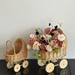 Cesta de Flores de Ratán Tejida a Mano con Ruedas, Maceta Decorativa Estilo Cochecito de Bebé para Arreglos Florales, Decoración para Bodas y Fiestas - Product Image 4