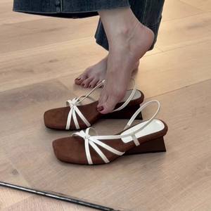 Sandales compensées élégantes à bride unique pour femme, bout carré, talon haut, style romain, parfaites pour assortir aux jupes - Collection 2026 - Product Image 3