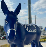 Sculpture abstraite de cheval en fibre de verre colorée haut de gamme sur mesure OEM, art moderne pour la décoration d'hôtel