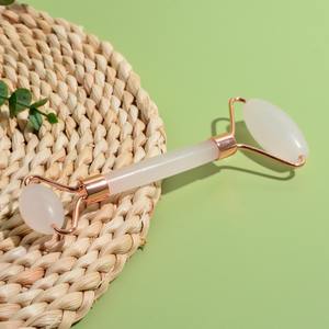 Révolution Skincare <span class=keywords><strong>Sculpteur</strong></span> de rouleau de jade <span class=keywords><strong>blanc</strong></span> naturel pour le visage Outil efficace Vieillissement des rides Poches Outil Guasha pour le visage - Product Image 4