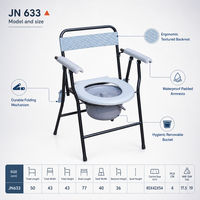 Chaise pliante avec dossier rayé en tissu bleu et blanc, utilisation au chevet, structure en acier noir, siège en forme de seau