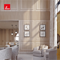 Meuble de cuisine en chêne avec placage en bois naturel, panneaux en cannage, quincaillerie en laiton, style moderne et luxueux de la marque Alland Group, pour cuisine ouverte