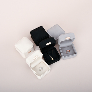 Caja de regalo de terciopelo de microfibra de gran venta, caja de exhibición cuadrada con tapa abatible de colores para anillos, pendientes, pulseras y collares. - Product Image 4