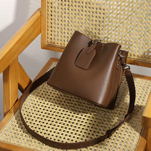 Sac à bandoulière seau Zenos élégant en cuir véritable pour femme, grande capacité, avec fermeture éclair, idéal pour les trajets quotidiens et la mode - Product Image 3