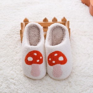 Chaussons d'hiver pour femmes personnalisés brodés Chaussons d'Halloween douillets et douillets pour la maison pour femmes - Product Image 3