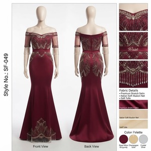 Robe de soirée sirène longue en satin bordeaux pour femme avec motif éventail artistique, broderie de cristaux et bordure à franges spectaculaire - Product Image 1