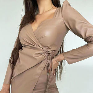 Usine de vêtements de haute qualité personnalisé femmes <span class=keywords><strong>en</strong></span> <span class=keywords><strong>cuir</strong></span> Sexy col <span class=keywords><strong>en</strong></span> V à manches longues robe mince noir tenue décontractée pour les femmes - Product Image 4