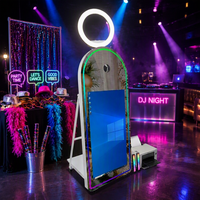 Photomaton miroir avec tapis rouge, flight case, installation facile, écran tactile 32 pouces, impression instantanée pour mariages, fêtes et événements