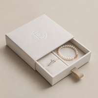Boîte à bijoux rose à tiroir coulissant, revêtement UV rigide, logo personnalisé, solution d'emballage de détail, fourniture pour chaînes de magasins, étui cadeau de marque en gros
