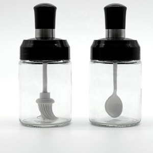 Op maat gemaakte groothandelspot voor peper saus met zwarte deksels, borstel en lepel voor gebruik in de keuken, voor het bewaren van peper saus. - Product Image 2