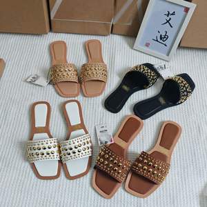 Sandalias de verano para mujer con parte superior de felpa suave, entresuela de goma, forro de felpa, punta redonda, colores mixtos, cálidas para exteriores, con hebilla, a la moda, al por mayor - Product Image 1