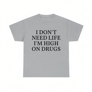 T-shirt unisex in cotone con scollo rotondo e maniche corte, con stampa divertente e sarcastica: "Non ho bisogno della vita, sono drogato a morte". - Product Image 3