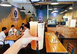 Taza dividida doble de plástico PP de 700ml, doble sabor de taza de bebida de jugo de té de burbujas Boba de 90mm, tapa impresa con logotipo personalizado compartida para <span class=keywords><strong>dos</strong></span> <span class=keywords><strong>personas</strong></span> - Product Image 6