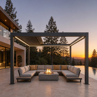 Pergola intelligente pour l'extérieur avec système de lamelles motorisées silencieuses et taille personnalisable pour la conception de jardin