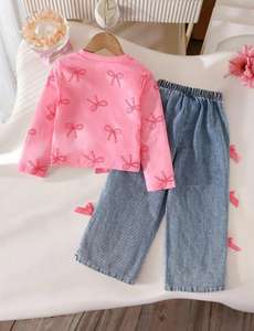 Completo OEM per Bambine 4-7 Anni: T-Shirt Corta con Stampa Farfalle e Maniche Raglan e Jeans Dritti con Elastico in Vita e Fiocco - Product Image 3