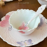 Service de vaisselle en céramique style français avec motifs papillons en relief, compatible micro-ondes, comprenant des bols à fleurs, des assiettes, des tasses à café et des soucoupes